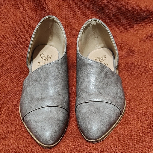 BEAST FASHION Shoes - Beast Fashion Gray Flats pointed toe size 6